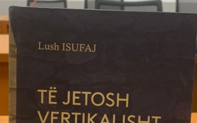 Lush Isufaj Dhuron Kopje Të Librit “Të Jetosh Vertikalisht” Për Bibliotekën Universitare