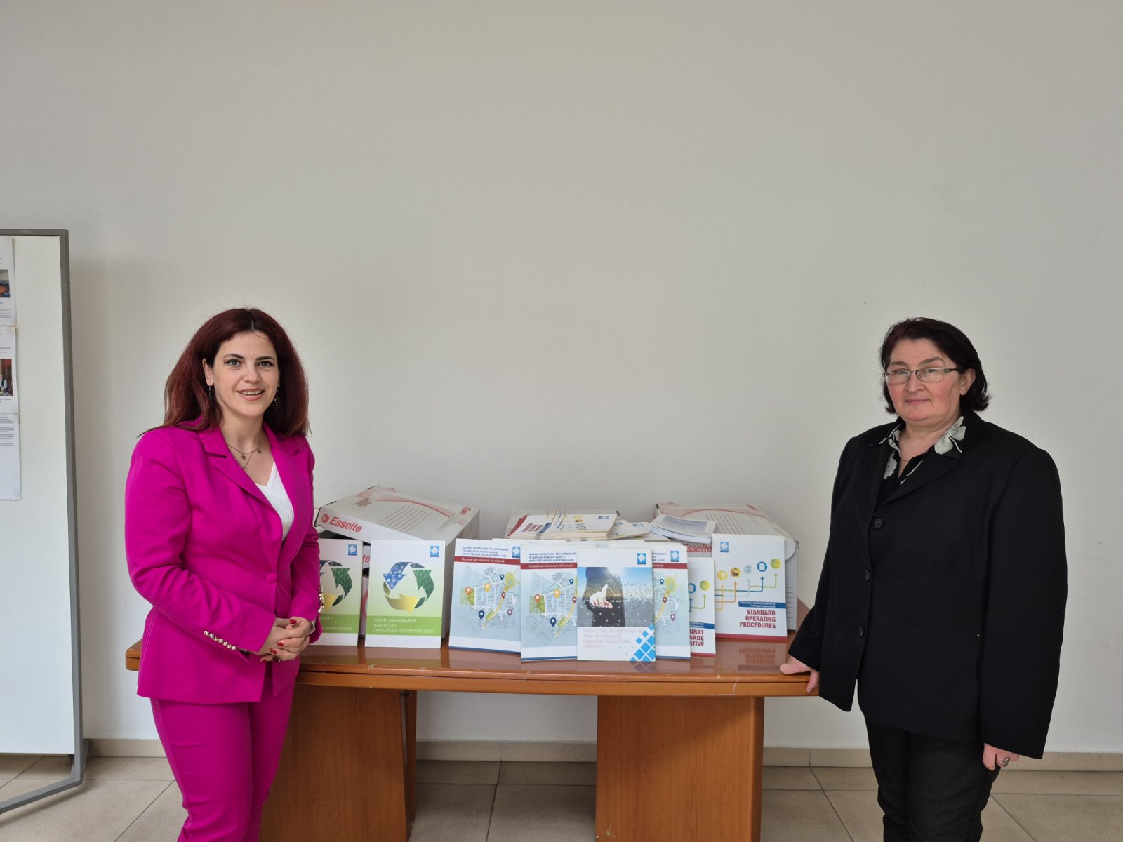 “DEMOS” Dhe EYE” Të Organizatës “Helvetas” Dhurojnë Botime Dhe Materiale Me Interes Për Studentët Dhe Stafin Akademik