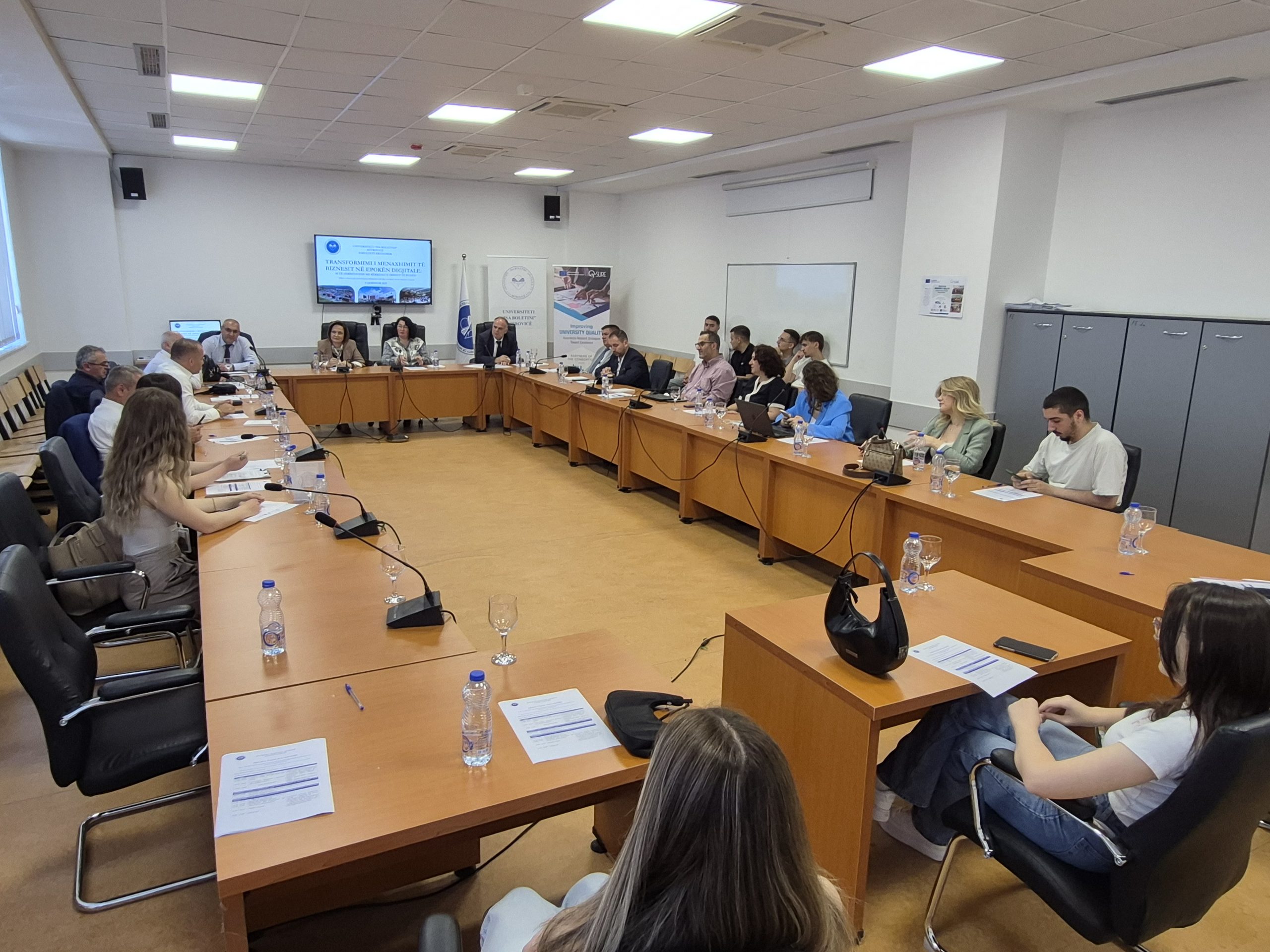 U Mbajt Tryeza: “Transformimi I Menaxhimit Të Biznesit Në Epokën Digjitale”