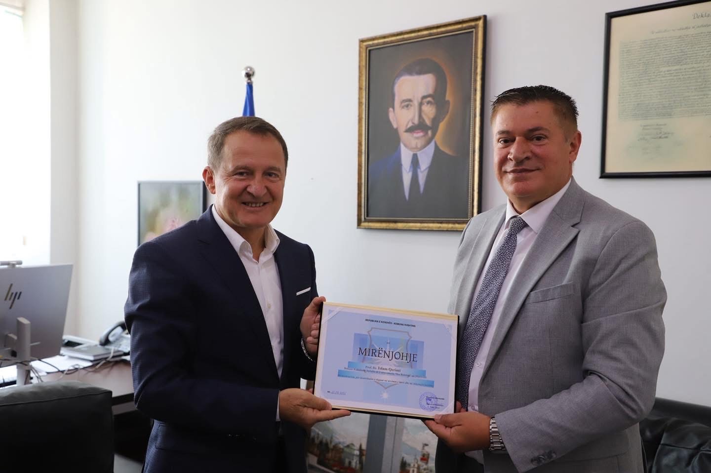 Mirënjohje Për Prof. Dr. Islam Qerimin Nga Komuna E Vushtrrisë Për Kontributin Në Arsimin E Lartë Dhe Shkencën Juridike