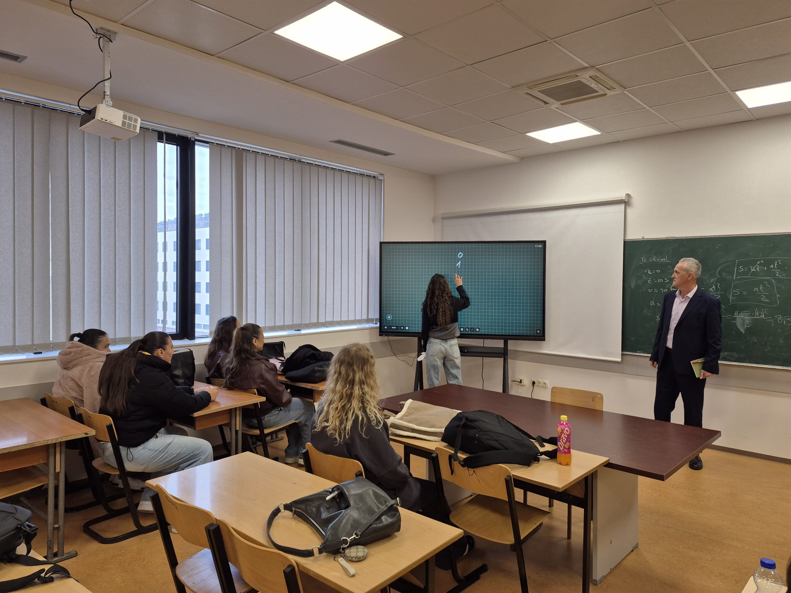 Sallat E Mësimit Në FTU Pajisjen Me Monitorë Digjitalë