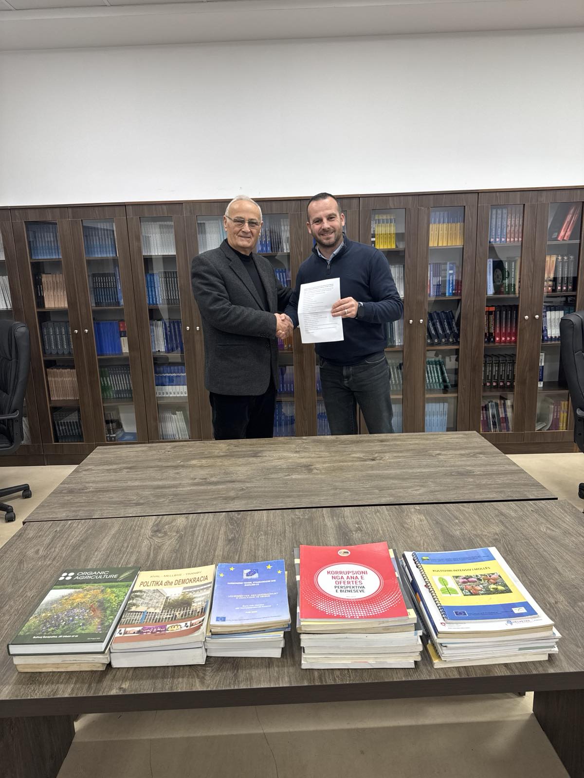 36 Tituj Botimesh Nga Fusha E Ekonomisë Dhurohen Për Bibliotekën Universitare