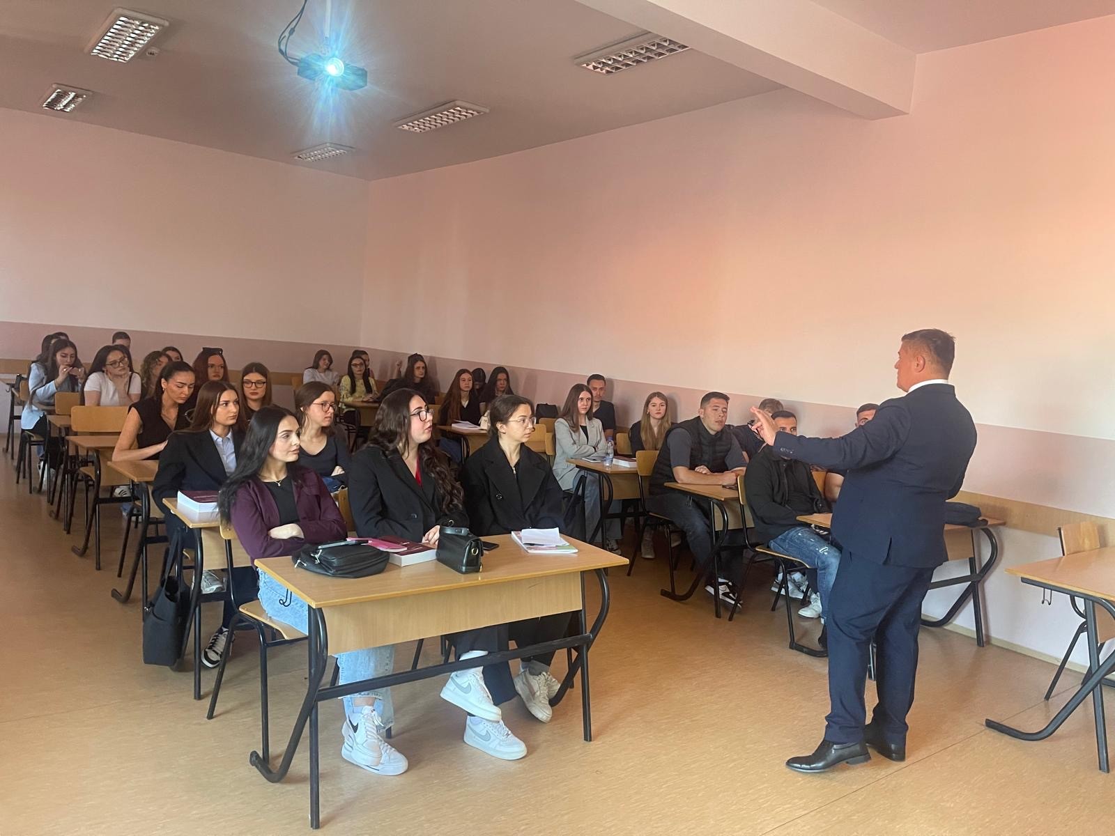 Ligjëratë E Prof. Dr. Islam Qerimit Në Fakultetin Juridik Në Prizren