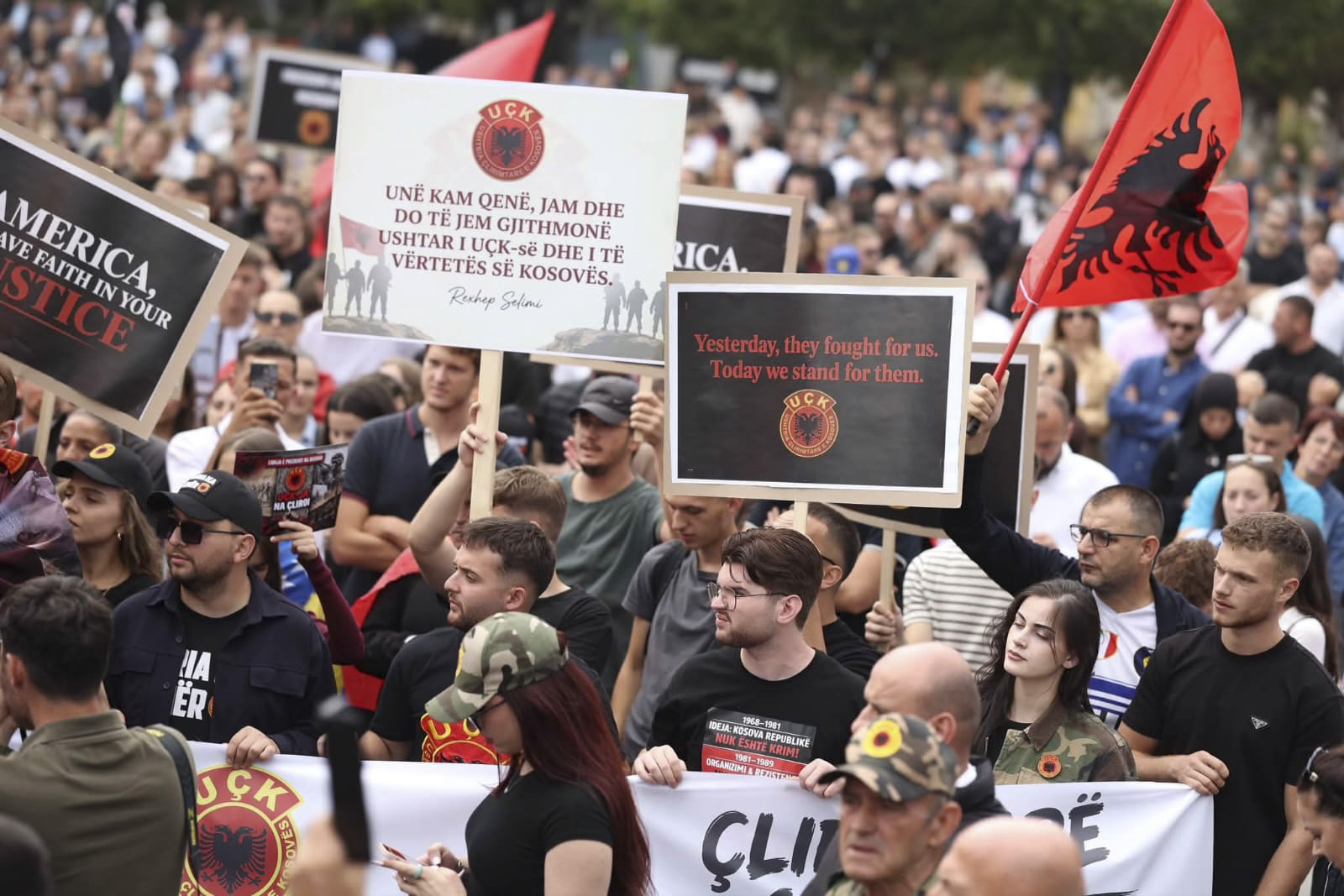 Studentët E UIBM Pjesë E Protestës Kundër Aktgjykimit Të Gjykatës Speciale Për Krerët E UÇK-së