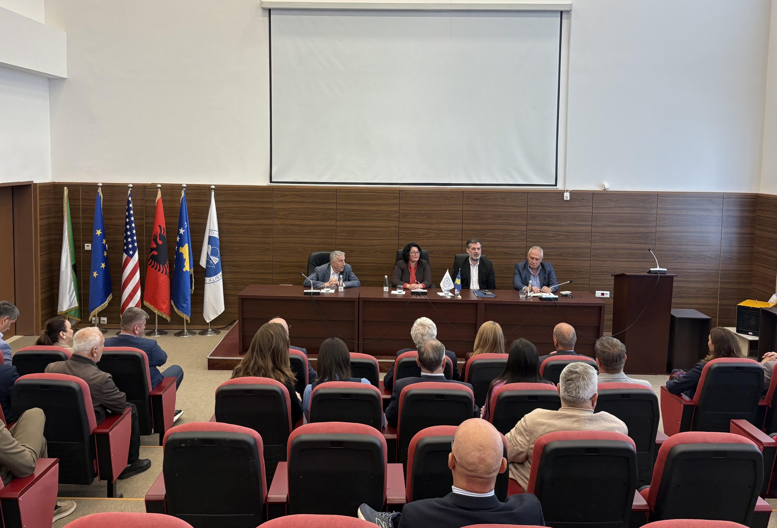 Ministri I MASH-it, Hajrulla Çeku, Mbajti Takime Në UIBM Për Hartimin E Strategjisë Së Arsimit Në Kosovë